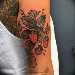 фото тату клубника 10.04.2019 №085 - strawberry tattoo - tattoo-photo.ru