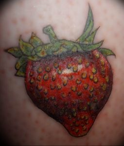 фото тату клубника 10.04.2019 №087 - strawberry tattoo - tattoo-photo.ru