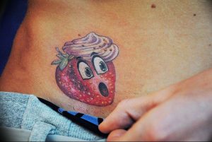 фото тату клубника 10.04.2019 №090 - strawberry tattoo - tattoo-photo.ru
