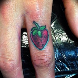 фото тату клубника 10.04.2019 №091 - strawberry tattoo - tattoo-photo.ru