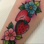 фото тату клубника 10.04.2019 №095 - strawberry tattoo - tattoo-photo.ru