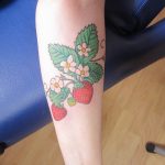 фото тату клубника 10.04.2019 №098 - strawberry tattoo - tattoo-photo.ru