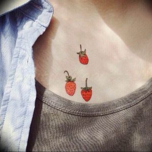 фото тату клубника 10.04.2019 №099 - strawberry tattoo - tattoo-photo.ru