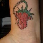 фото тату клубника 10.04.2019 №100 - strawberry tattoo - tattoo-photo.ru