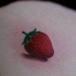 фото тату клубника 10.04.2019 №101 - strawberry tattoo - tattoo-photo.ru