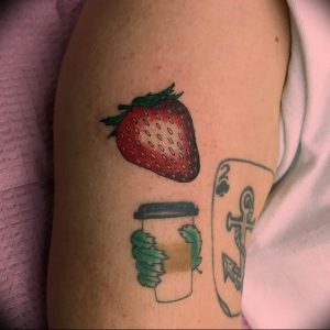 фото тату клубника 10.04.2019 №104 - strawberry tattoo - tattoo-photo.ru
