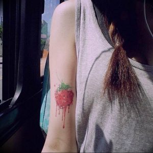 фото тату клубника 10.04.2019 №105 - strawberry tattoo - tattoo-photo.ru