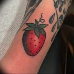 фото тату клубника 10.04.2019 №106 - strawberry tattoo - tattoo-photo.ru