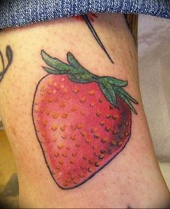 фото тату клубника 10.04.2019 №110 - strawberry tattoo - tattoo-photo.ru