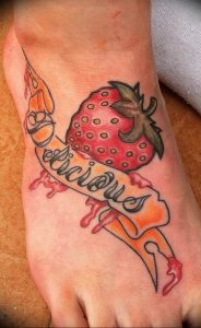 фото тату клубника 10.04.2019 №114 - strawberry tattoo - tattoo-photo.ru