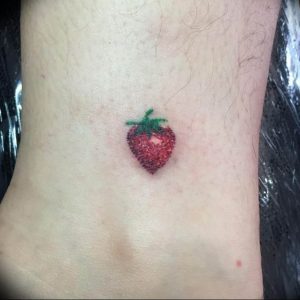 фото тату клубника 10.04.2019 №122 - strawberry tattoo - tattoo-photo.ru