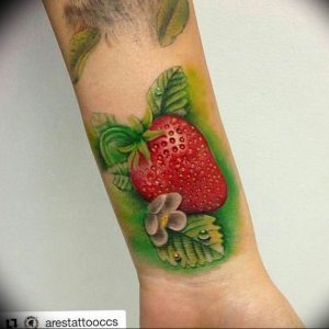 фото тату клубника 10.04.2019 №123 - strawberry tattoo - tattoo-photo.ru