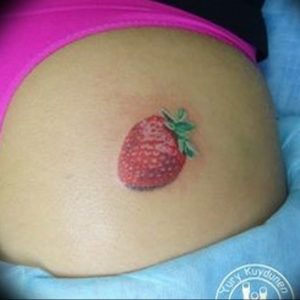 фото тату клубника 10.04.2019 №126 - strawberry tattoo - tattoo-photo.ru