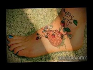 фото тату клубника 10.04.2019 №131 - strawberry tattoo - tattoo-photo.ru