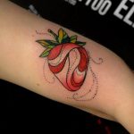 фото тату клубника 10.04.2019 №137 - strawberry tattoo - tattoo-photo.ru