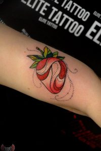 фото тату клубника 10.04.2019 №137 - strawberry tattoo - tattoo-photo.ru