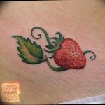 фото тату клубника 10.04.2019 №142 - strawberry tattoo - tattoo-photo.ru