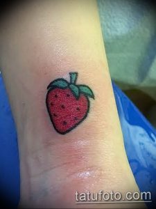 фото тату клубника 10.04.2019 №145 - strawberry tattoo - tattoo-photo.ru