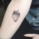 фото тату клубника 10.04.2019 №146 - strawberry tattoo - tattoo-photo.ru