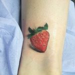 фото тату клубника 10.04.2019 №149 - strawberry tattoo - tattoo-photo.ru