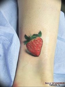 фото тату клубника 10.04.2019 №149 - strawberry tattoo - tattoo-photo.ru