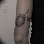 фото тату клубника 10.04.2019 №153 - strawberry tattoo - tattoo-photo.ru