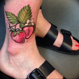 фото тату клубника 10.04.2019 №156 - strawberry tattoo - tattoo-photo.ru