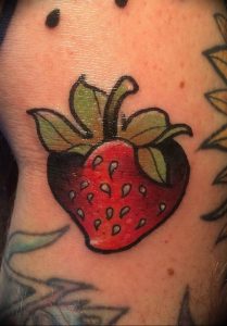 фото тату клубника 10.04.2019 №161 - strawberry tattoo - tattoo-photo.ru