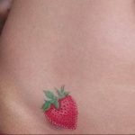 фото тату клубника 10.04.2019 №162 - strawberry tattoo - tattoo-photo.ru