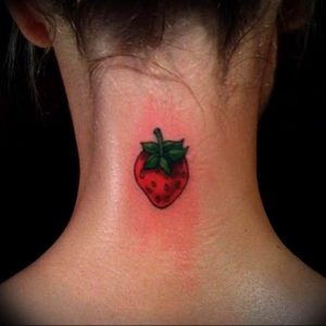 фото тату клубника 10.04.2019 №166 - strawberry tattoo - tattoo-photo.ru