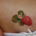 фото тату клубника 10.04.2019 №171 - strawberry tattoo - tattoo-photo.ru