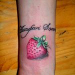фото тату клубника 10.04.2019 №175 - strawberry tattoo - tattoo-photo.ru