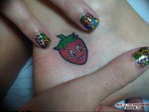 фото тату клубника 10.04.2019 №176 - strawberry tattoo - tattoo-photo.ru