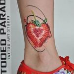 фото тату клубника 10.04.2019 №177 - strawberry tattoo - tattoo-photo.ru