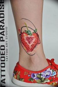 фото тату клубника 10.04.2019 №177 - strawberry tattoo - tattoo-photo.ru