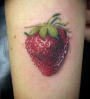 фото тату клубника 10.04.2019 №181 — strawberry tattoo — tattoo-photo.ru