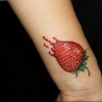 фото тату клубника 10.04.2019 №182 - strawberry tattoo - tattoo-photo.ru