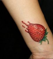 фото тату клубника 10.04.2019 №182 — strawberry tattoo — tattoo-photo.ru