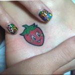 фото тату клубника 10.04.2019 №186 - strawberry tattoo - tattoo-photo.ru