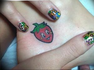 фото тату клубника 10.04.2019 №186 - strawberry tattoo - tattoo-photo.ru