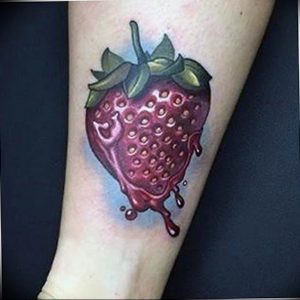 фото тату клубника 10.04.2019 №189 - strawberry tattoo - tattoo-photo.ru