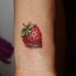 фото тату клубника 10.04.2019 №194 - strawberry tattoo - tattoo-photo.ru