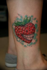 фото тату клубника 10.04.2019 №195 - strawberry tattoo - tattoo-photo.ru