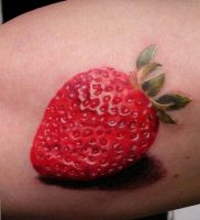 фото тату клубника 10.04.2019 №198 — strawberry tattoo — tattoo-photo.ru