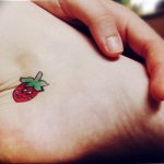 фото тату клубника 10.04.2019 №200 - strawberry tattoo - tattoo-photo.ru