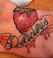 фото тату клубника 10.04.2019 №201 — strawberry tattoo — tattoo-photo.ru