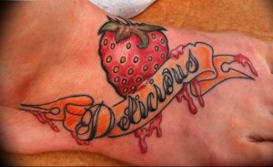 фото тату клубника 10.04.2019 №201 - strawberry tattoo - tattoo-photo.ru