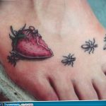 фото тату клубника 10.04.2019 №206 - strawberry tattoo - tattoo-photo.ru