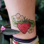 фото тату клубника 10.04.2019 №207 - strawberry tattoo - tattoo-photo.ru