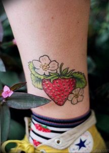 фото тату клубника 10.04.2019 №207 - strawberry tattoo - tattoo-photo.ru